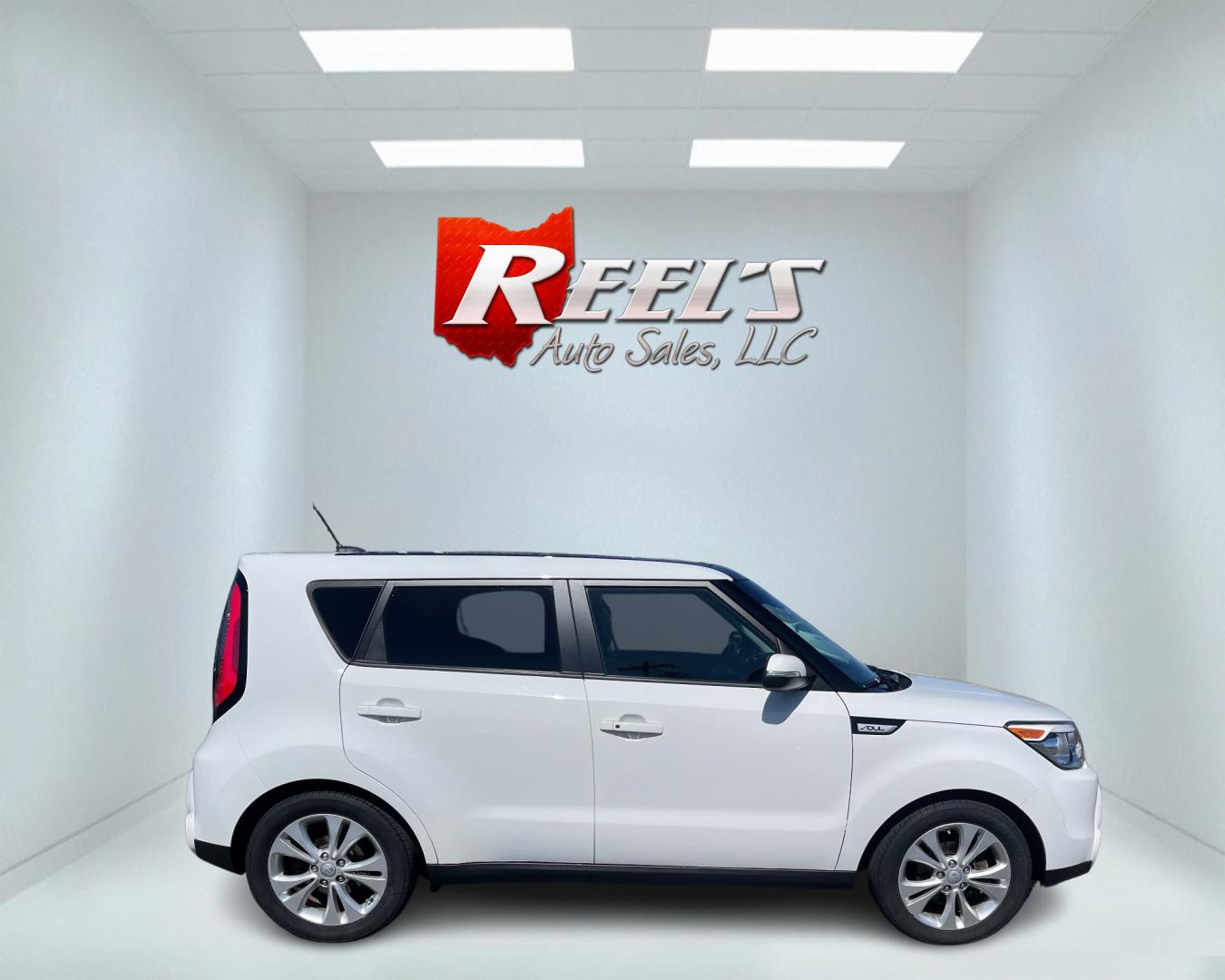 2016 White /Black Kia Soul ! (KNDJX3A52G7) with an 2.0L I4 DOHC 16V engine, 6A transmission, located at 11115 Chardon Rd. , Chardon, OH, 44024, (440) 214-9705, 41.580246, -81.241943 - Photo#4